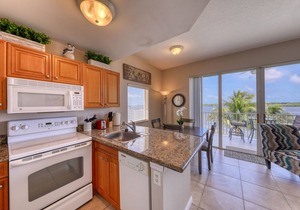 5-Star Waterfront Condo with amazing reviews! Mins to Beach! Great location!