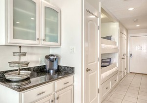 Amazing beachfront condo w/shared pool & hot tub + easy beach access