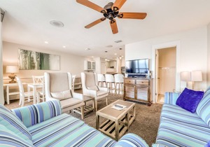 Amazing beachfront condo w/shared pool & hot tub + easy beach access