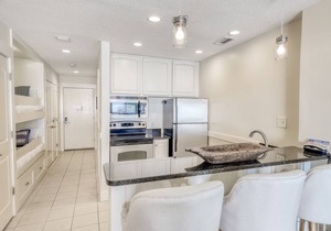 Amazing beachfront condo w/shared pool & hot tub + easy beach access