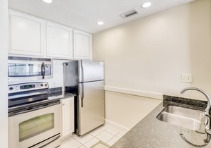 Amazing beachfront condo w/shared pool & hot tub + easy beach access