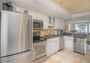 Amazing Beachfront Condominium , Direct to pool , Magical view
