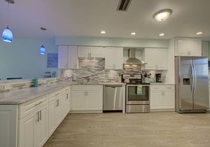 Anna Maria Island Retreat-Beach One Minute Walk-Heated Pool-Free Wi-Fi-Dock-Surr
