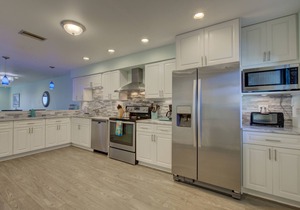 Anna Maria Island Retreat-Beach One Minute Walk-Heated Pool-Free Wi-Fi-Dock-Surr