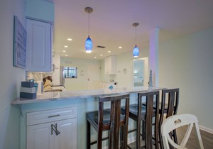 Anna Maria Island Retreat-Beach One Minute Walk-Heated Pool-Free Wi-Fi-Dock-Surr