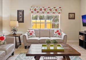 Banana House - Four Bedroom House, Sleeps 8