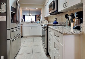 Bay View Condo - Balcony Dining, Resort Pool + Hot Tub Access
