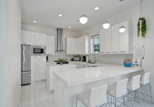 BEACH ACCESS MODERN TOWNHOUSE! Pool, Spa and Gym!