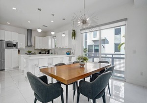 BEACH ACCESS MODERN TOWNHOUSE! Pool, Spa and Gym!