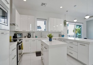 BEACH ACCESS MODERN TOWNHOUSE! Pool, Spa and Gym!