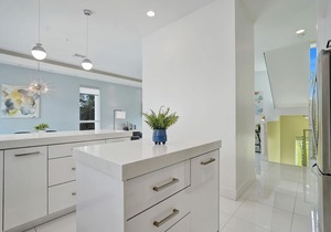 BEACH ACCESS MODERN TOWNHOUSE! Pool, Spa and Gym!