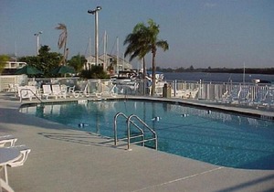 Beach Happy Getaway!! 2 BEDS, 1 BA W Parking