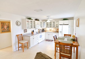Beach House: Bike to Beach, Shops, Food and Bars