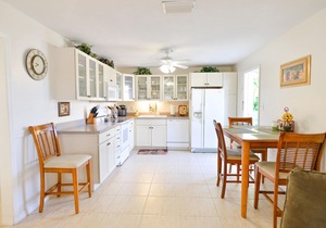 Beach House: Bike to Beach, Shops, Food and Bars
