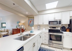 Beachfront condo with 2 beach chairs included & pickleball - short walk to dining