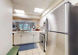 Beachfront condo with 2 beach chairs included & pickleball - short walk to dining