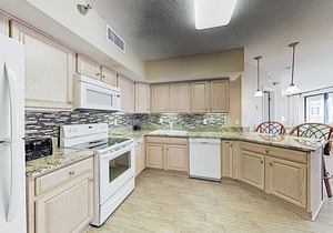 Beachfront Corner Unit w/ Pools & Gym