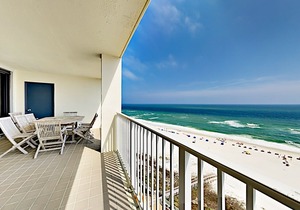 Beachfront Corner Unit w/ Balcony, Pools