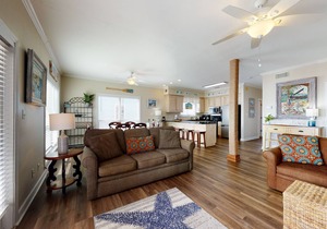 Beachfront duplex with pool, tennis court, central AC & balcony - near dining