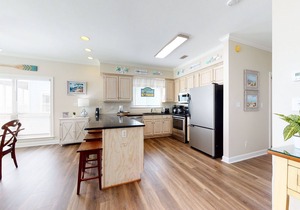 Beachfront duplex with pool, tennis court, central AC & balcony - near dining
