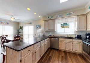 Beachfront duplex with pool, tennis court, central AC & balcony - near dining