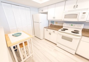 Beachfront Vacation Rental, Well Maintained & Decorated, Steps To The Beach.