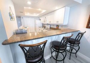 Beachfront Vacation Rental, Well Maintained & Decorated, Steps To The Beach.