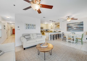 Beautiful condo with balcony view, community pools & hot tub