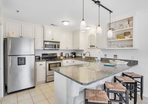 Beautiful condo with balcony view, community pools & hot tub