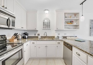 Beautiful condo with balcony view, community pools & hot tub