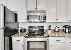 Beautiful condo with balcony view, community pools & hot tub