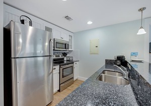 Beautiful condo w/shared pool & hot tub, private W/D - near the beach