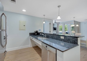 Beautiful condo w/shared pool & hot tub, private W/D - near the beach
