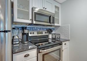 Beautiful condo w/shared pool & hot tub, private W/D - near the beach