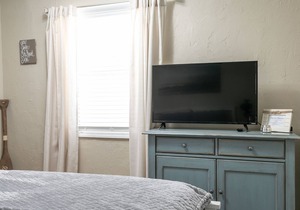 Beautiful Cozy Cottage Apartment Close to Downtown!