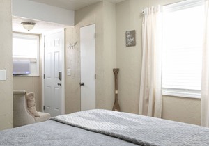 Beautiful Cozy Cottage Apartment Close to Downtown!