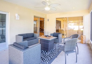 Beautifully renovated 3/2 close to iconic beaches