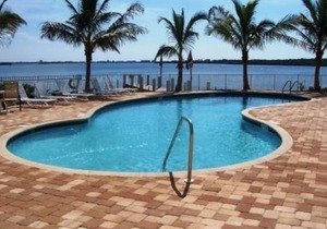 Boca Ciega Waterfront Condo, pool/hot tub, near Trails/Dining, 3mi Madeira Beach