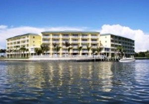 Boca Ciega Waterfront Condo, pool/hot tub, near Trails/Dining, 3mi Madeira Beach