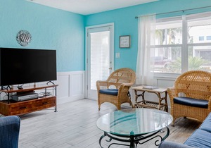 Bright house with pool, steps to Point of Rocks Beach & mins to Siesta Key Beach