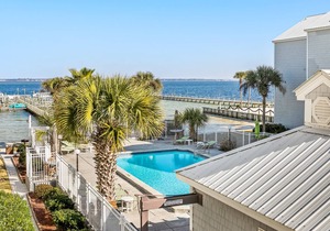 Casual condo with shared pool, partial bay view, washer/dryer, & high-speed WiFi