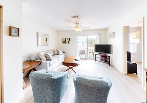 Casual condo with shared pool, partial bay view, washer/dryer, & high-speed WiFi