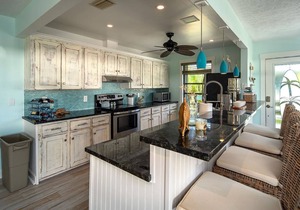 Cayman Retreat: Cozy pool home