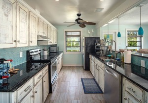 Cayman Retreat: Cozy pool home