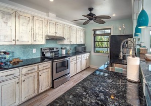 Cayman Retreat: Cozy pool home