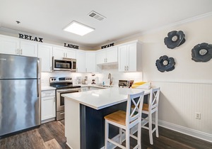 Charming condo near the beach, with community pools and hot tub