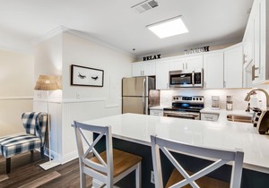 Charming condo near the beach, with community pools and hot tub