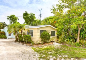 Charming Duggers Tropical Village Cottage