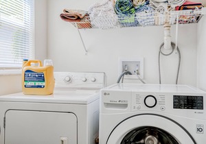 Charming getaway with a pool, WiFi, washer/dryers & two full kitchens