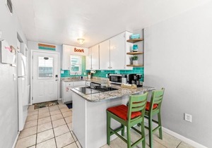 Charming Harbor House 2bd 2ba Heated Pool Beach & Ocean View Balcony